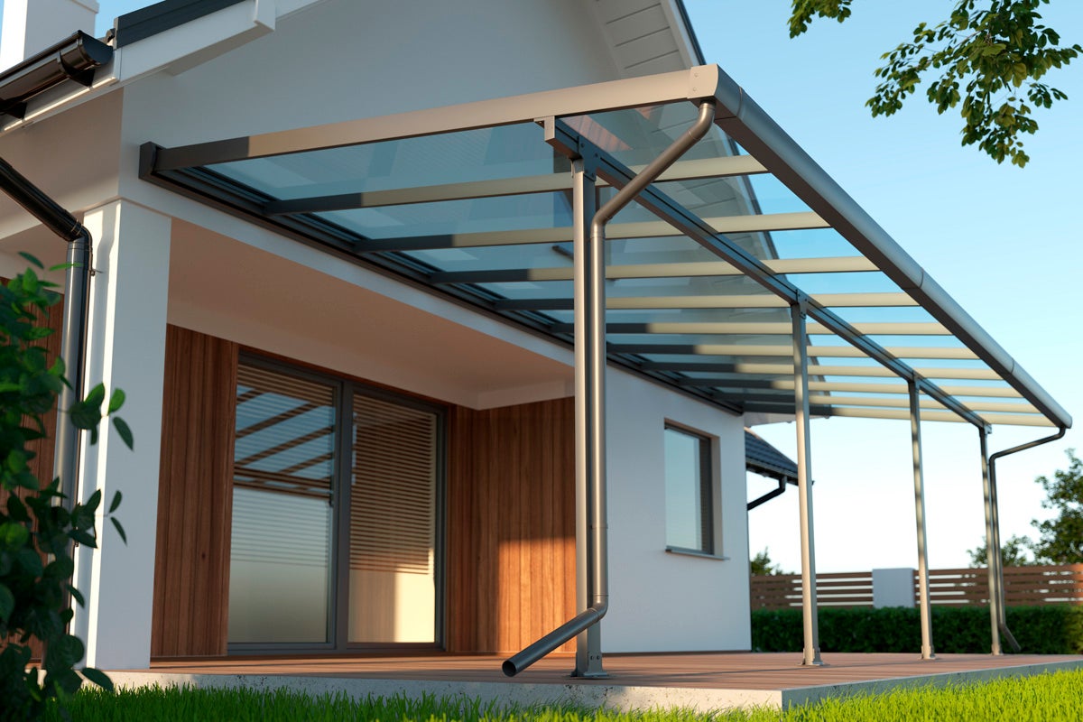 Terrassmarkis med glastak vid ett bostadshus