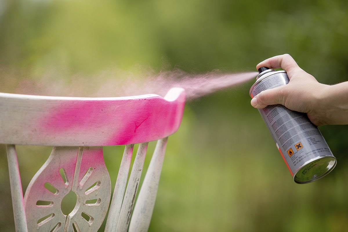 Sprayfärg appliceras på en stol.
