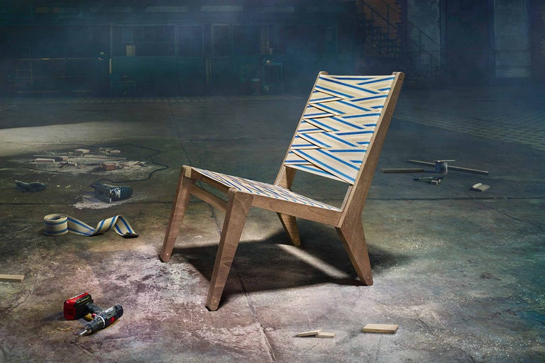 Trästol med textilbandsbeklädnad i en verkstadsmiljö