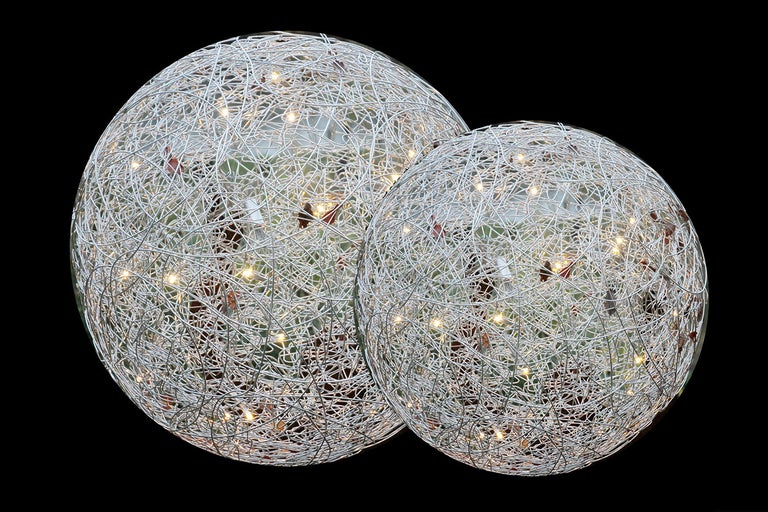 Två runda trådlampor för utomhusbruk