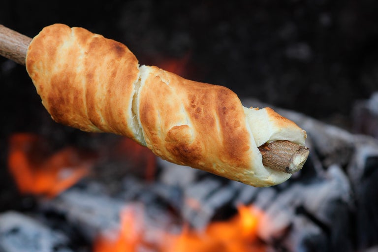 Pinnbröd på en pinne över elden