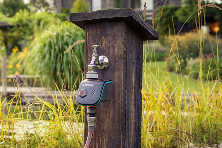 Gardena Smart Water Control på en kran i trädgården