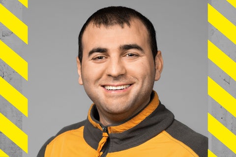 Porträtt av en leende man i en fleecejacka