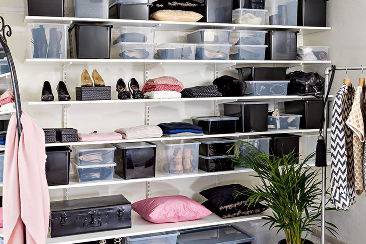 Hyllsystem med förvaringslådor, kläder och accessoarer för organiserad förvaring.