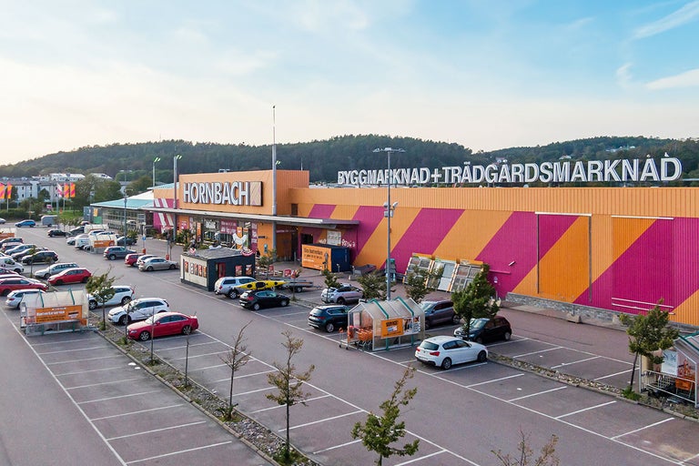 Utomhusvy av ett Hornbach-byggvaruhus med parkeringsplats.