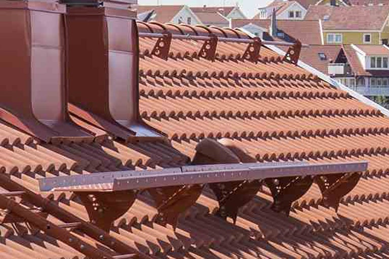 Tak med takpannor, snörasskydd och skorsten