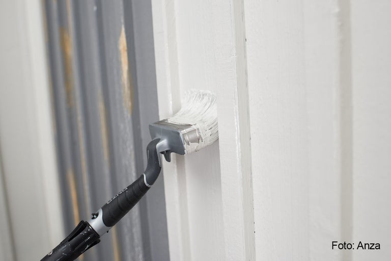 Målning av en träpanel med en pensel