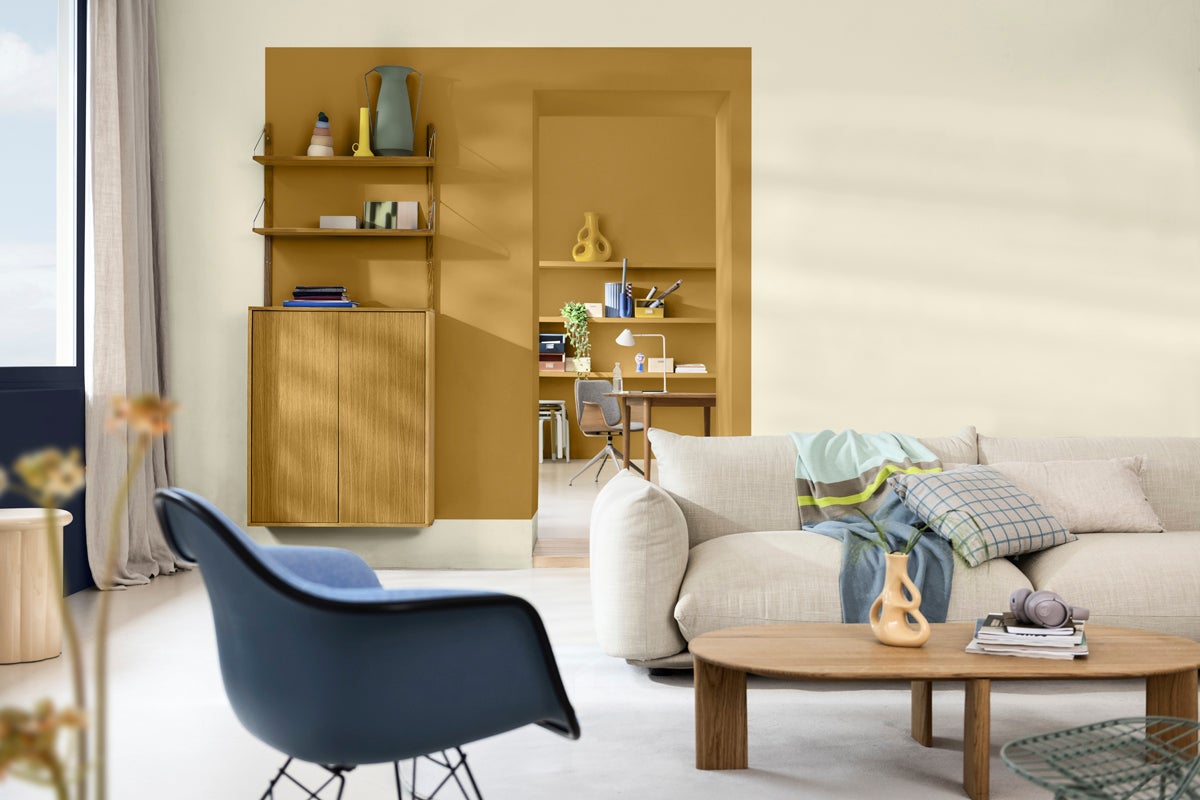 Ljust vardagsrum med soffa, bord, stol och hyllsystem