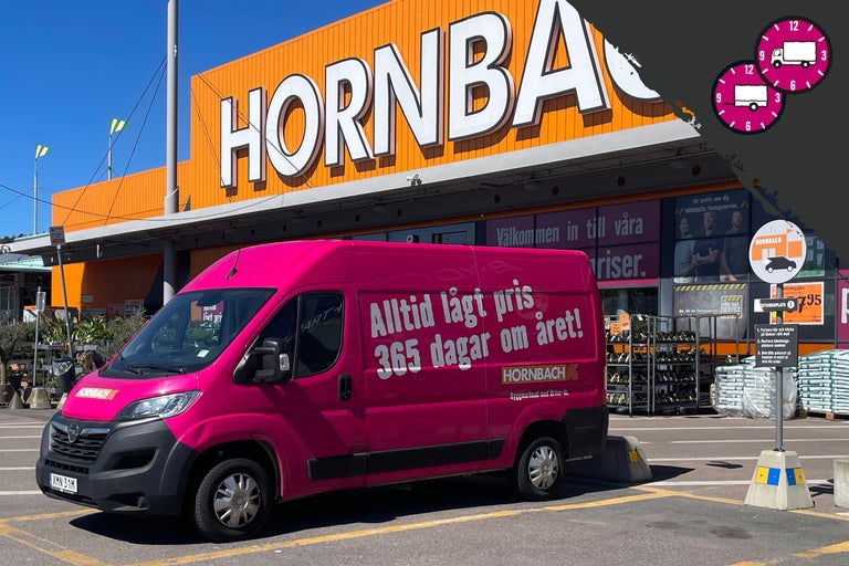 Rosa transportbil med texten Alltid lågt pris 365 dagar om året parkerad framför ett Hornbach byggvaruhus.