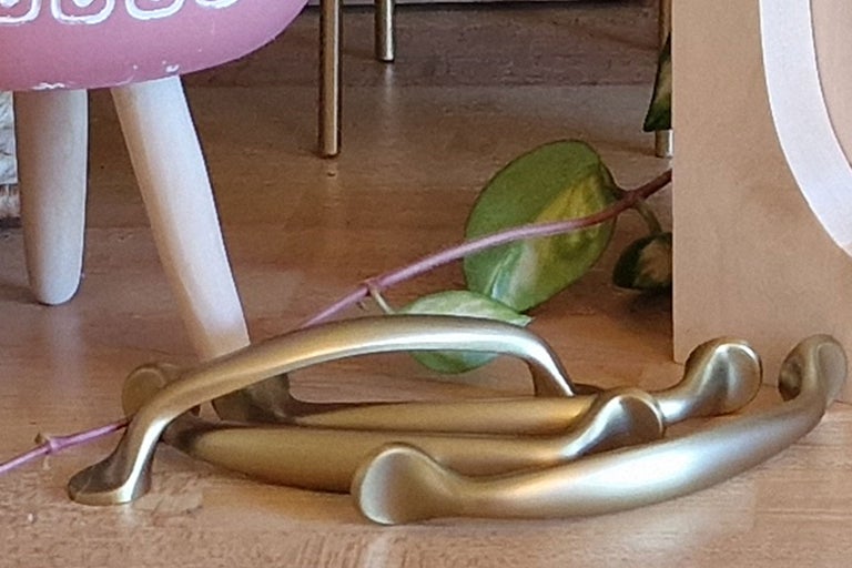 Flera möbelhandtag av metall