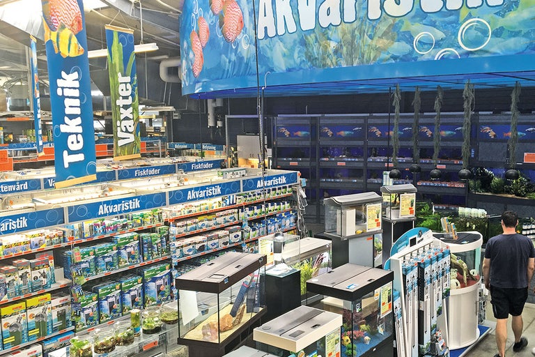 Vyisk över en Hornbach akvaristikavdelning med akvarier, tillbehör och dekorationer
