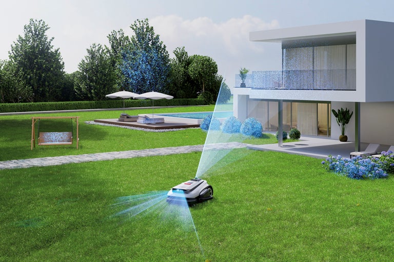 Robotgräsklippare med sensorer på en gräsmatta framför ett modernt hus med pool och trädgårdsmöbler.