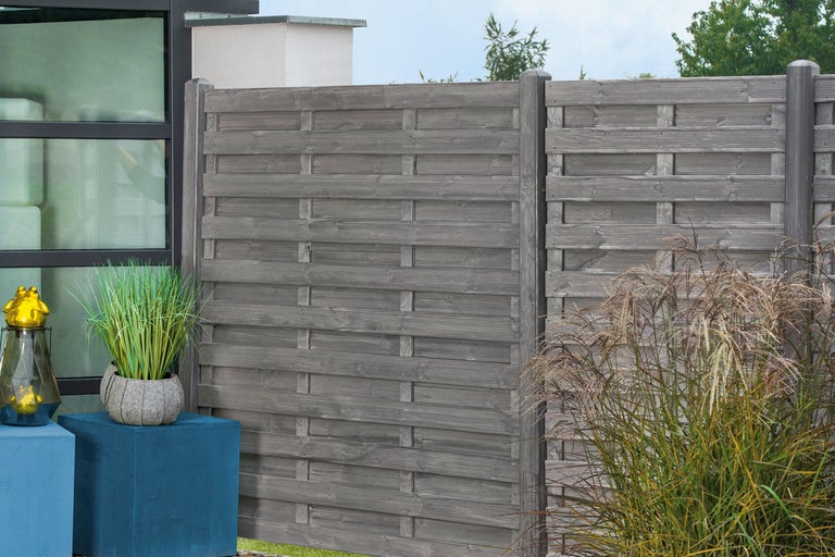 Trästaket med horisontella brädor i trädgården