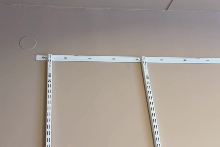 Hyllsystem med väggskenor och hyllstegar för väggmontering