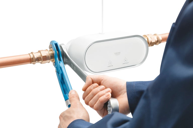 Installation av Grohe Sense Guard vattenkontrollsystem med en rörtång.
