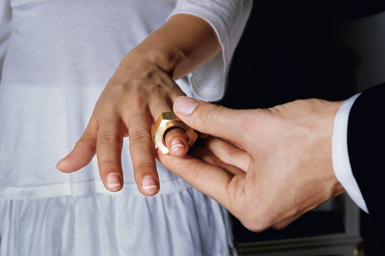 En bultmutterring sätts på ett finger