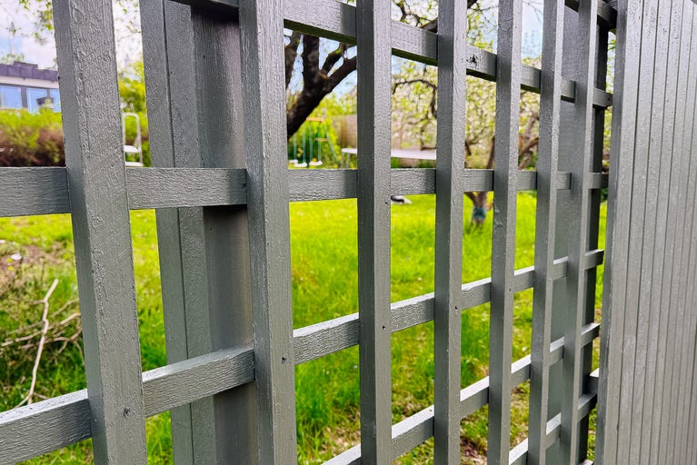 Trästaket med gallerstruktur i trädgården