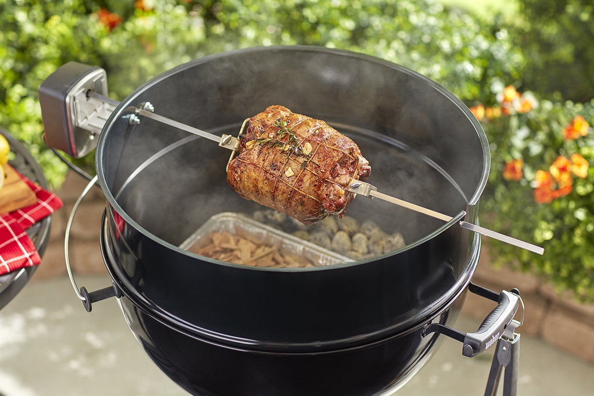 Rotisserie med stek i klotgrill