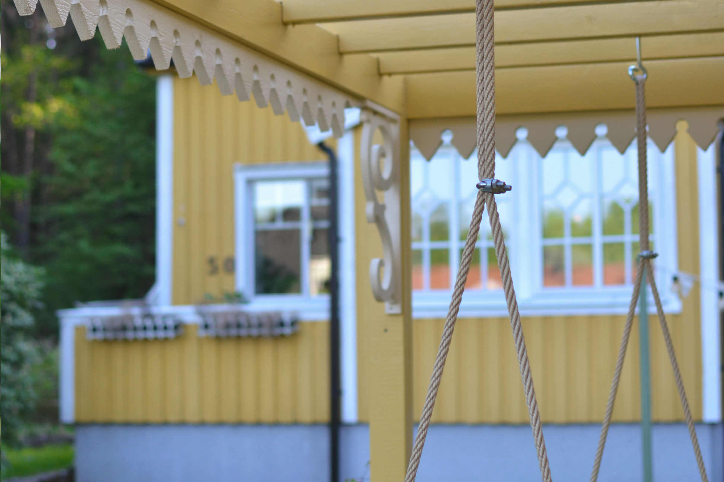 Trähus med repsving i trädgården