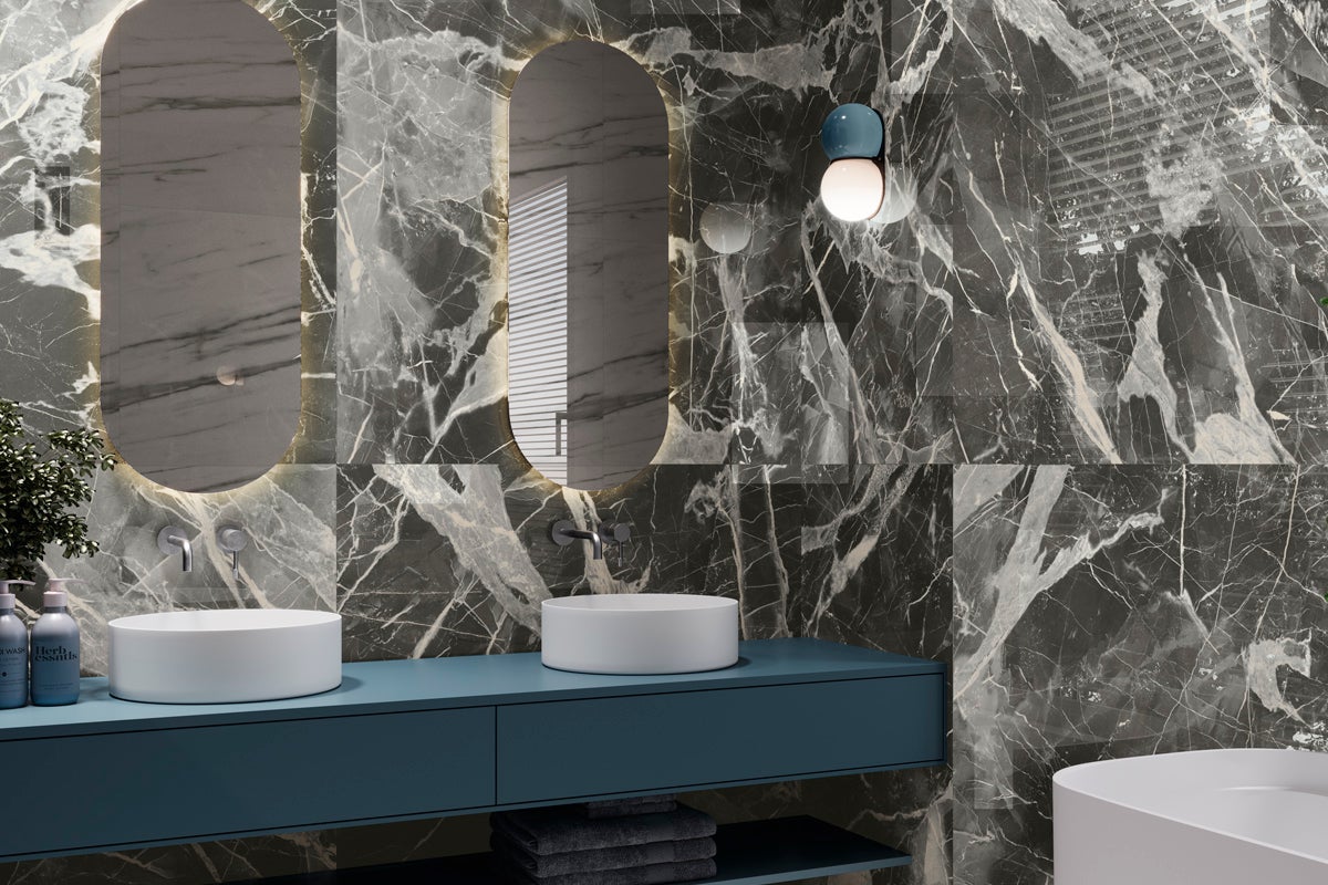 Modernt badrum med marmorplattor, handfat och speglar