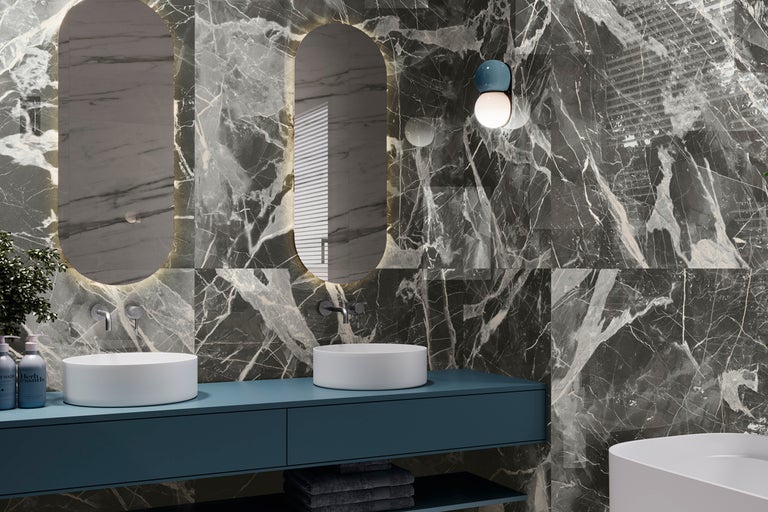 Modernt badrum med marmorplattor, handfat och speglar