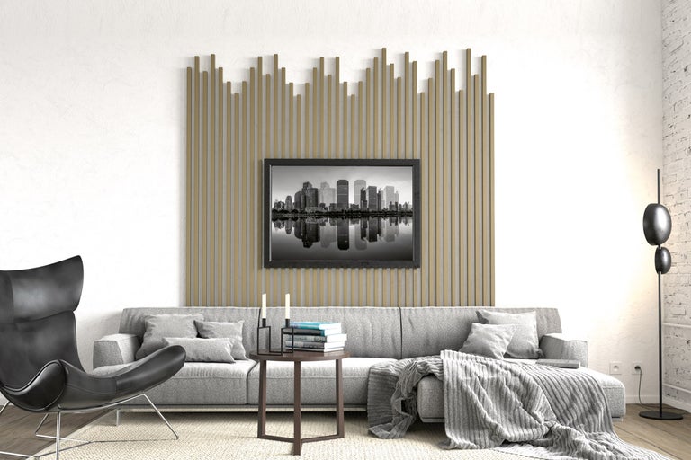 Vardagsrum med grå soffa, fåtölj och väggpaneler i trä