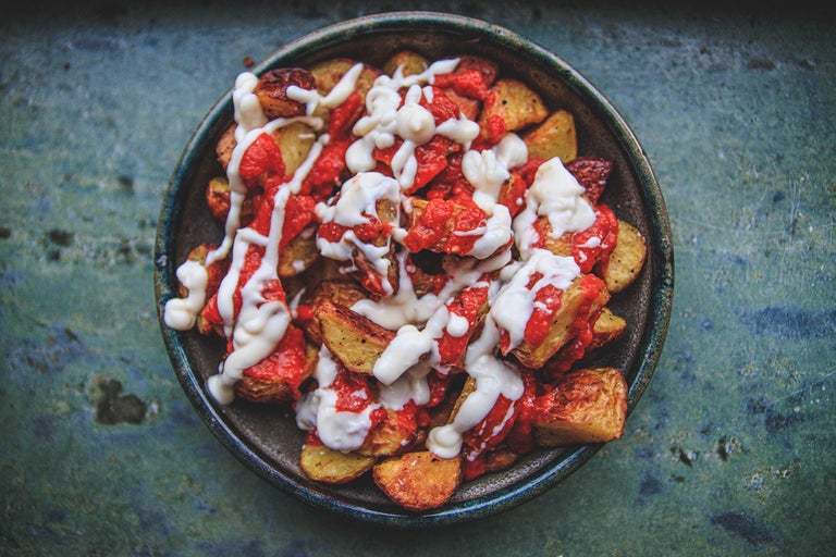 Patatas bravas med såser i en skål