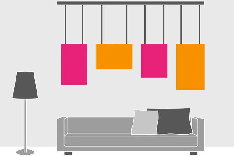 Vardagsrumsbild med taklampa, golvlampa och soffa