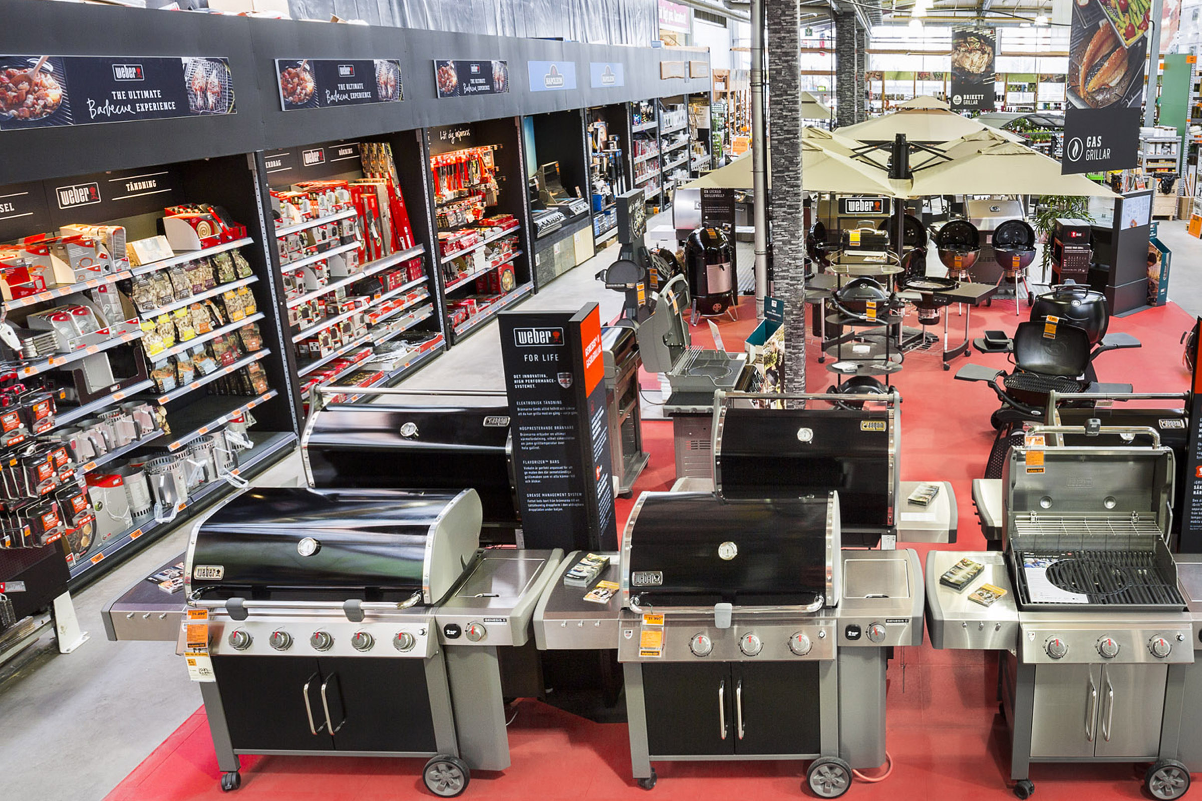 Mångfald av grillar och tillbehör i Hornbach-butiken.