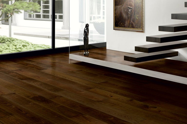 Interiör med mörkt trägolv, trappa och dekorationer