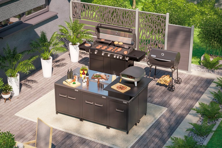 Utekök med grill, pizzaugn och tillbehör på en terrass