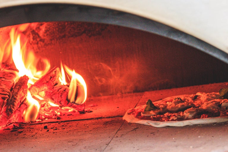 Pizza i vedeldad ugn med eld