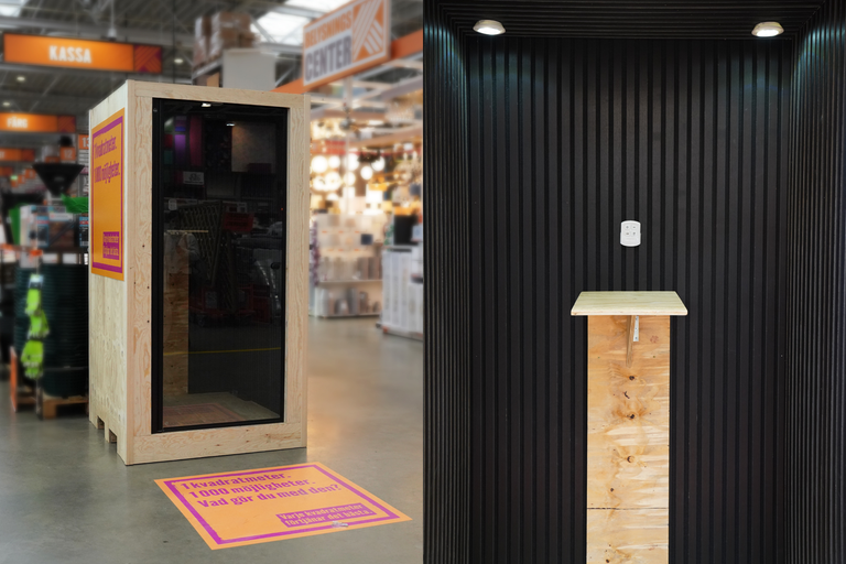 Utställningsyta i Hornbachs byggvaruhus med produktprover för inredning.