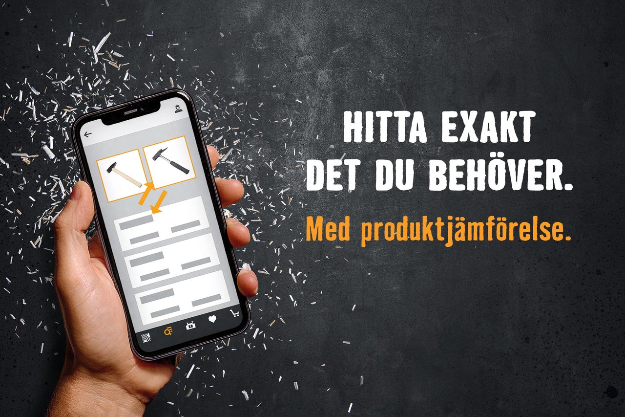 Person håller en smartphone med en produktjämförelseapp för hammare