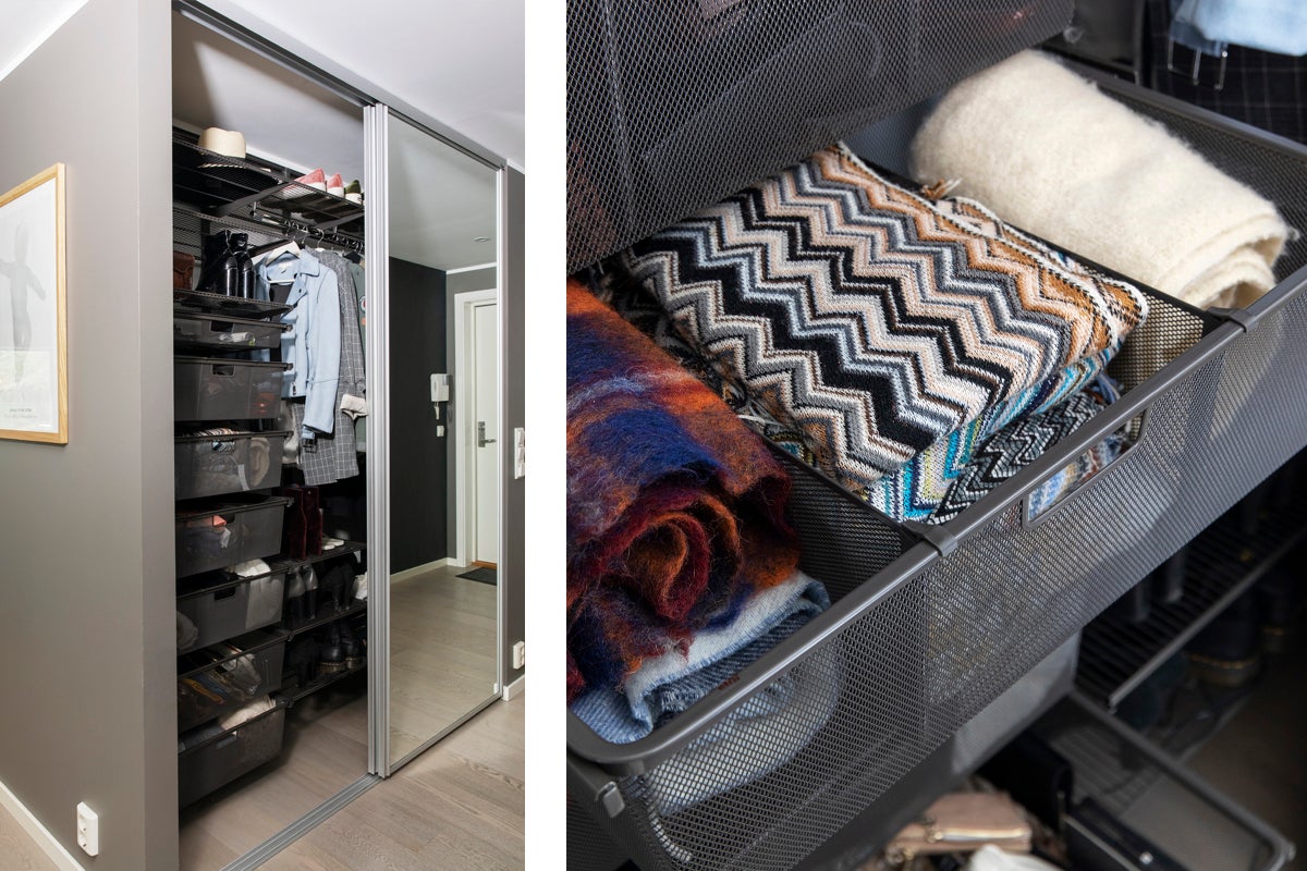 Invändig vy av en garderob med skjutdörrar, hyllor och korgar