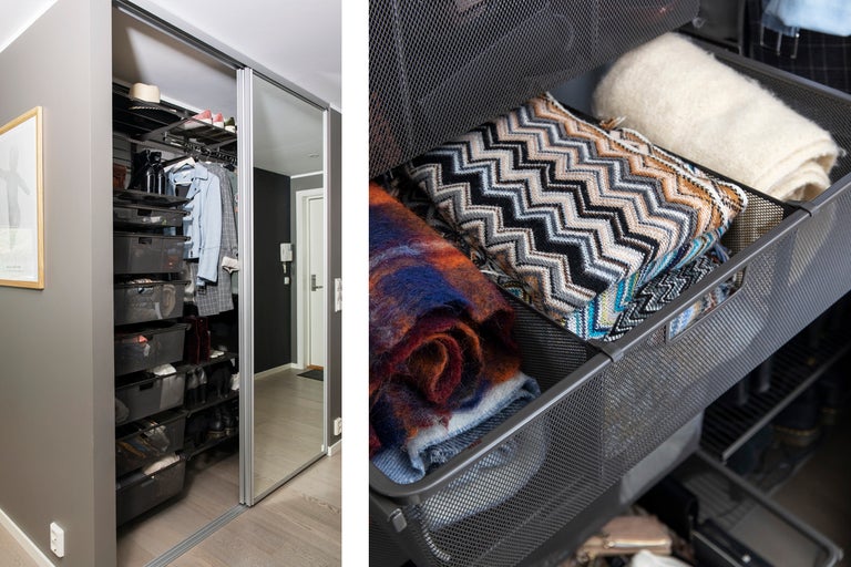 Invändig vy av en garderob med skjutdörrar, hyllor och korgar