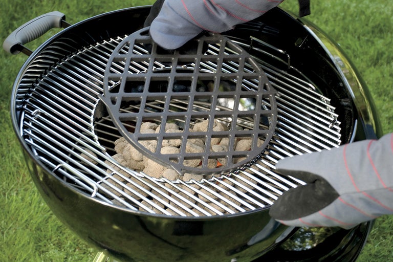 Grill med kol och grillgaller