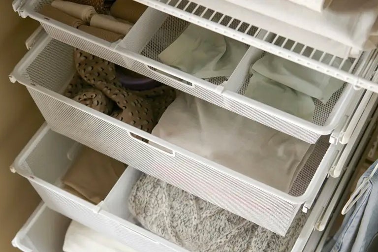 Trådkorgshylla för förvaring av kläder i garderoben