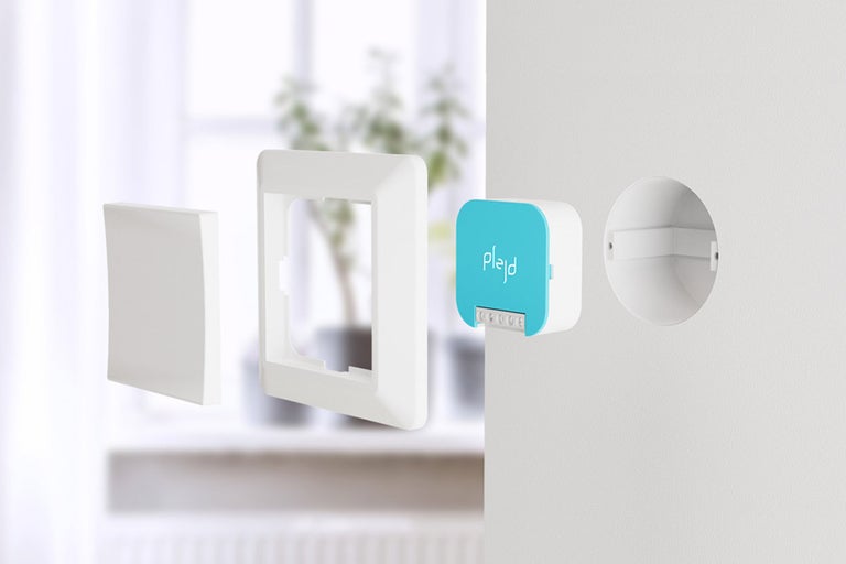 Komplett infälld strömbrytare med Plejd-logotyp för installation