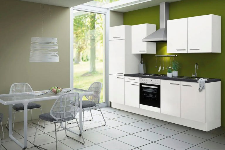 Ljust kök med matbord och stolar i modern design