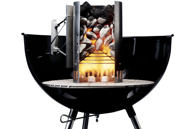 Klotgrill med skorstenständare fylld med grillkol och tändkuber