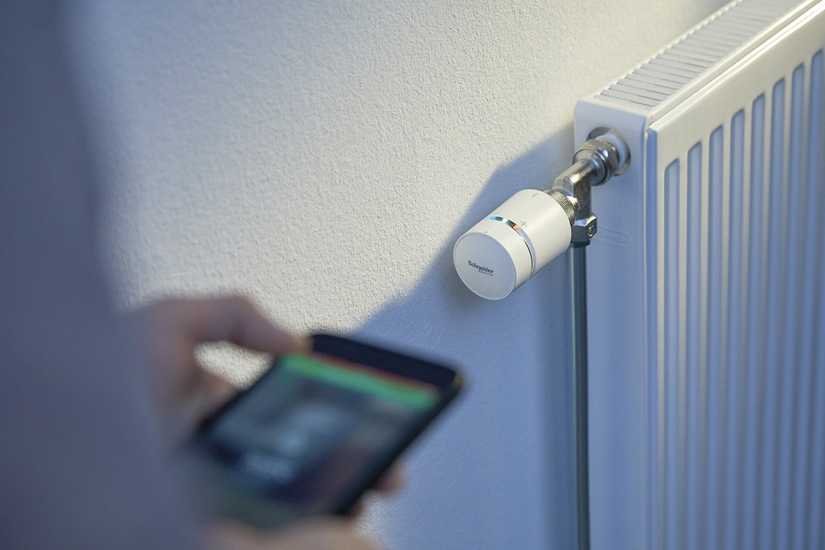 Smart radiatortermostat med smartphonekontroll på radiatorn
