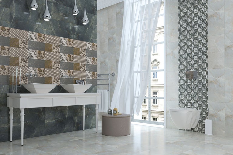 Ljust badrum med dubbla handfat, mönstrade plattor och dagsljus