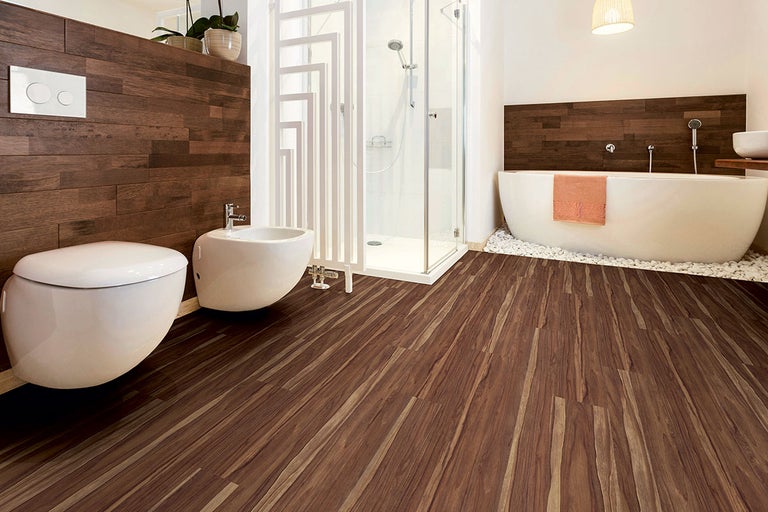 Badrum med toalett, bidé, dusch och badkar i en ljus och rymlig design