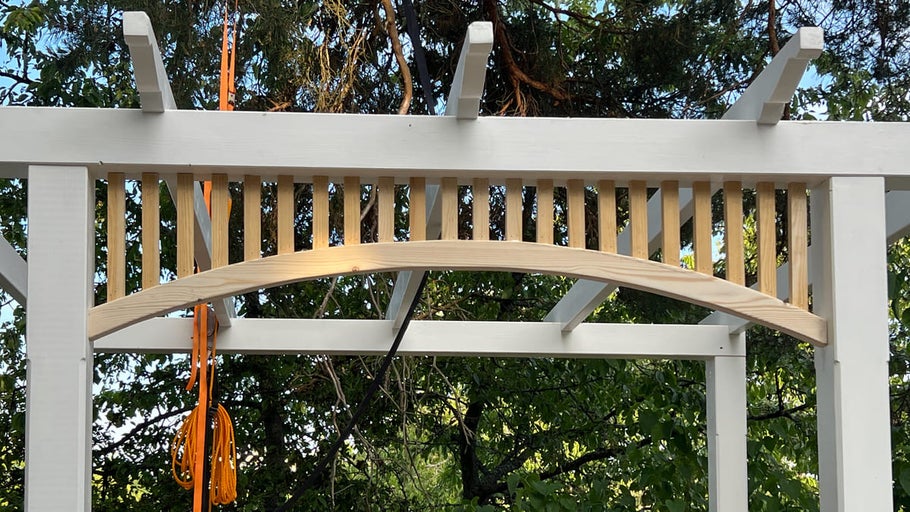 Detaljvy av ett lusthus med träbjälkar och staket