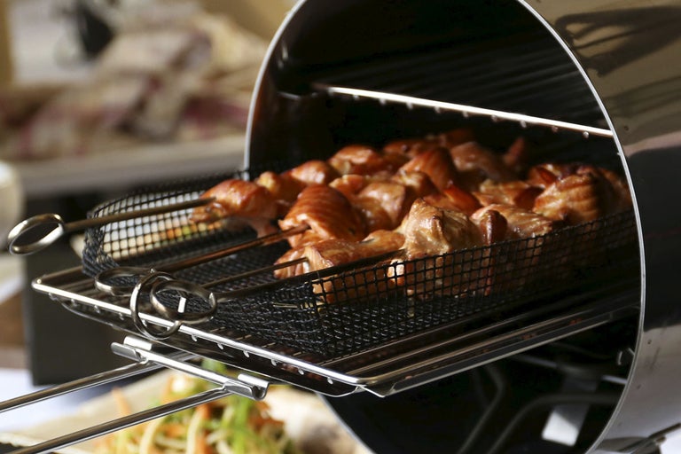 Grill med köttspett i ugnsutrymmet