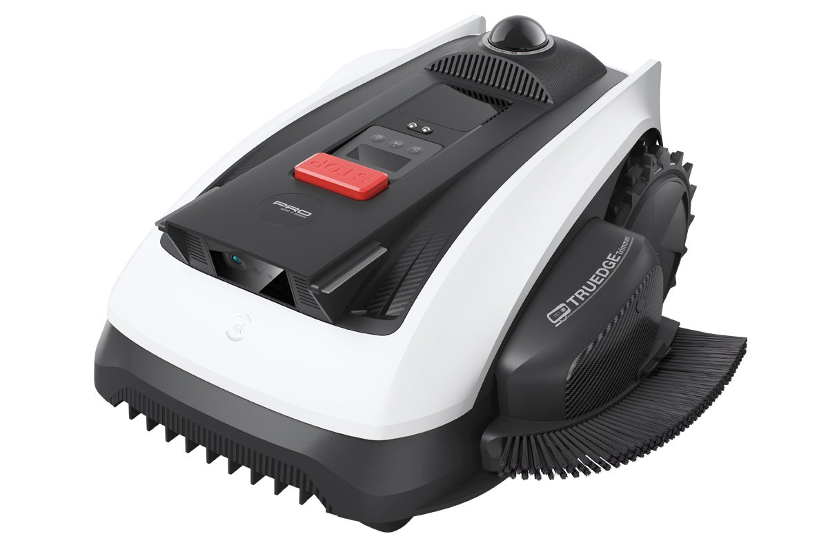 Robotgräsklippare med vit-svart hölje, röd stoppknapp, roterande sidoborste och frontkamera för exakt gräsmatteskötsel.