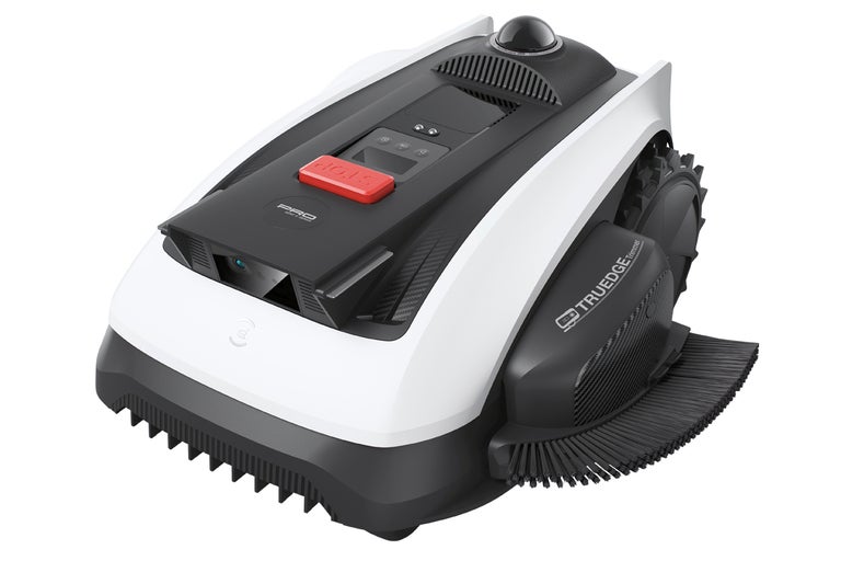 Robotgräsklippare med vit-svart hölje, röd stoppknapp, roterande sidoborste och frontkamera för exakt gräsmatteskötsel.