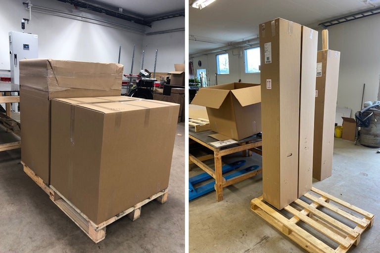 Olika kartonger på träpallar i ett förrådsutrymme