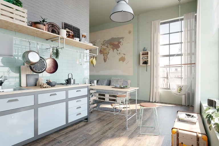 Ljust kök med hyllor, köksredskap, matbord och hängande stol vid fönstret